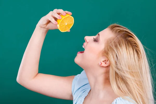 Dieta Saudável Comida Refrescante Cheia Vitaminas Mulher Bebendo Suco Frutas — Fotografia de Stock