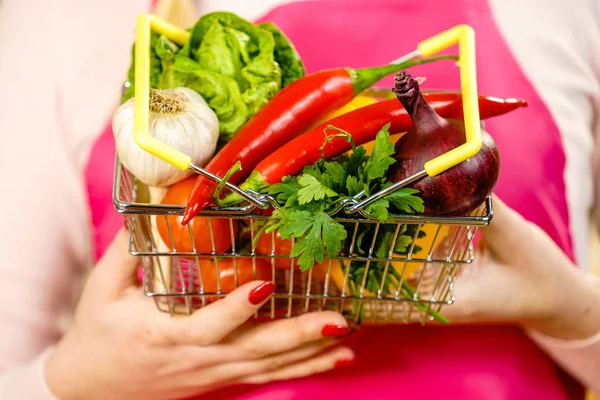 Winkelwagen Met Veel Kleurrijke Groenten Gezond Eten Levensstijl Voedingsstoffen Vegetarisch — Stockfoto