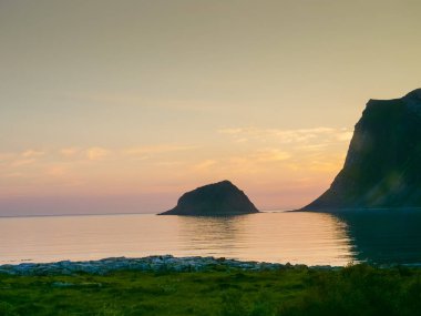 Gimsoya adasının yaz mevsiminde. Dağlı deniz. Nordland Bölgesi, Lofoten takımadaları Norveç. Turist eğlencesi.