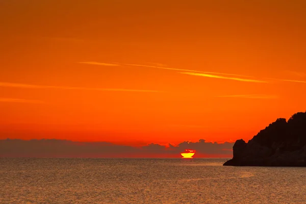 Szenischer Sonnenaufgang Oder Sonnenuntergang Über Der Meeresoberfläche Griechenland — Stockfoto