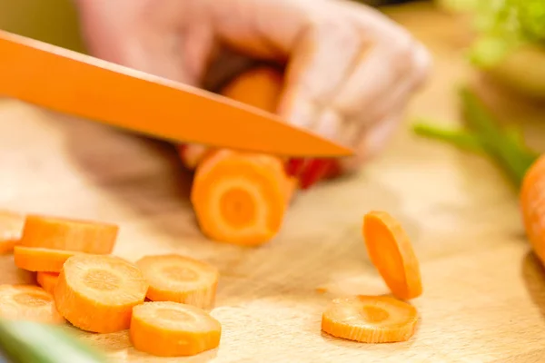 Femme Coupe Préparation Légumes Délicieuse Carotte Douce Aide Couteau Cuisine — Photo