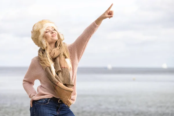 Tonårshonan Tillbringar Tid Utomhus Stranden Höstvädret Och Pekar Kopieringsutrymme Bär — Stockfoto