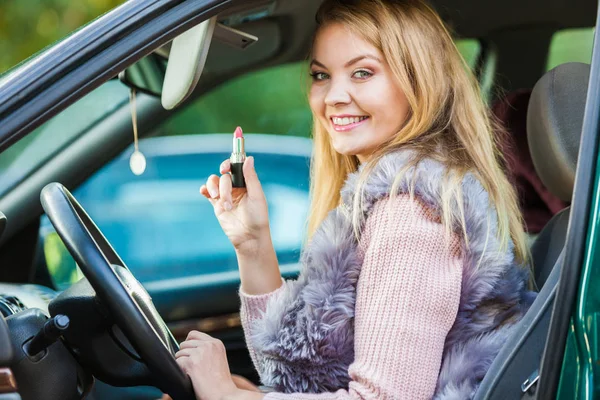 Mujer Atractiva Joven Mirando Espejo Retrovisor Pintando Sus Labios Haciendo —  Fotos de Stock