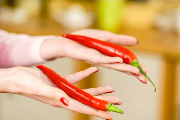 Oigenkännlig Kvinna Med Röd Chilipepparpaprika Kryddig Mat Orientalisk Krydda Koncept — Stockfoto