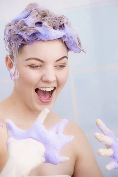 Donna Che Applica Shampoo Colorante Sui Capelli Donna Con Prodotto — Foto Stock