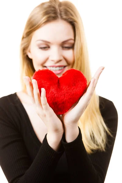 Femeie Romantică Care Ţine Pernă Pufoasă Formă Inimă Roşie Cadou — Fotografie, imagine de stoc