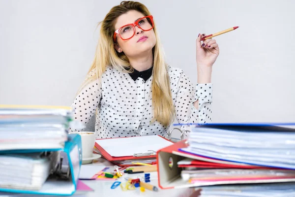 Donna Seduta Alla Scrivania Completa Documenti Raccoglitori Che Lavorano Pensano — Foto Stock