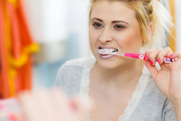 Woman Brushing Cleaning Teeth Closeup Blonde Girl Toothbrush Bathroom Looking — Stock Photo, Image