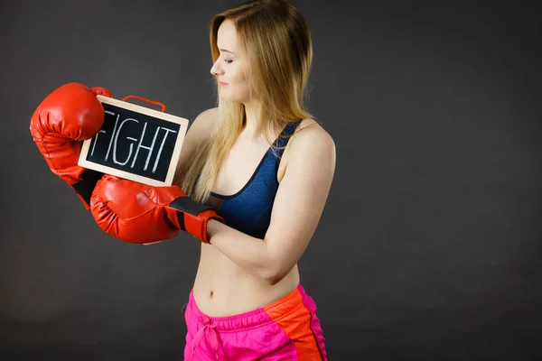 Joven Mujer Deportiva Con Guante Boxeo Sosteniendo Tablero Negro Con — Foto de Stock