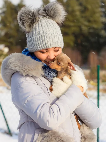 Jovem Mulher Divertindo Fora Neve Feminino Brincando Com Seu Pequeno — Fotografia de Stock