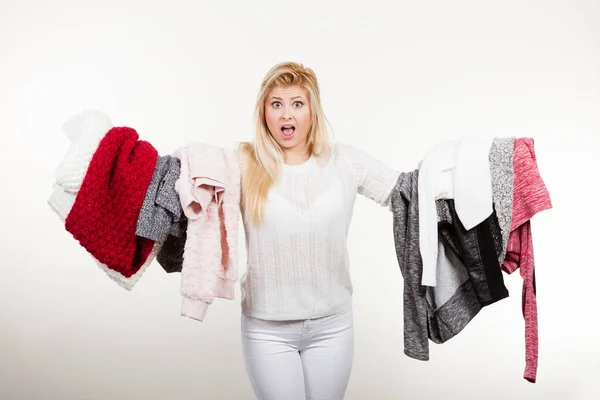 Vrouw Met Stapel Winterkleren Kan Niet Beslissen Wat Dragen Picken — Stockfoto