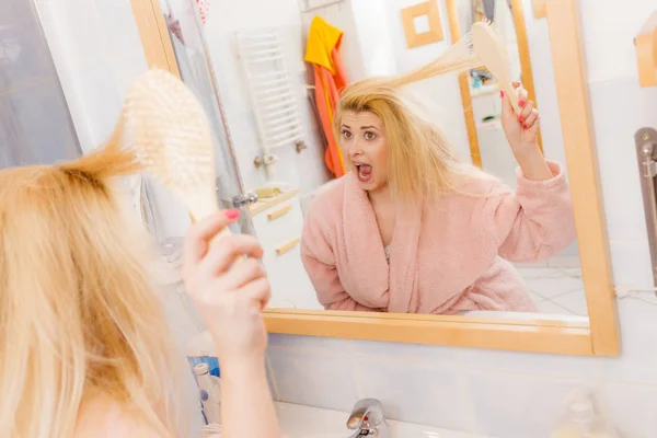 Donna Vestita Cercando Spazzolare Suoi Lunghi Capelli Biondi Molto Aggrovigliati — Foto Stock