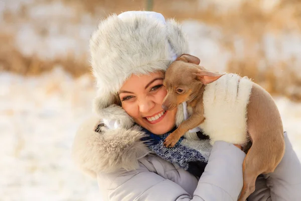Mujer Joven Divirtiéndose Afuera Nieve Hembra Jugando Con Pequeño Cachorro —  Fotos de Stock