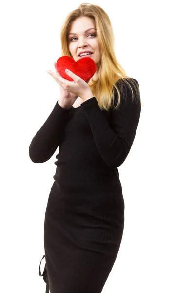 Mulher Romântica Segurando Pequeno Travesseiro Fofo Forma Coração Vermelho Dia — Fotografia de Stock