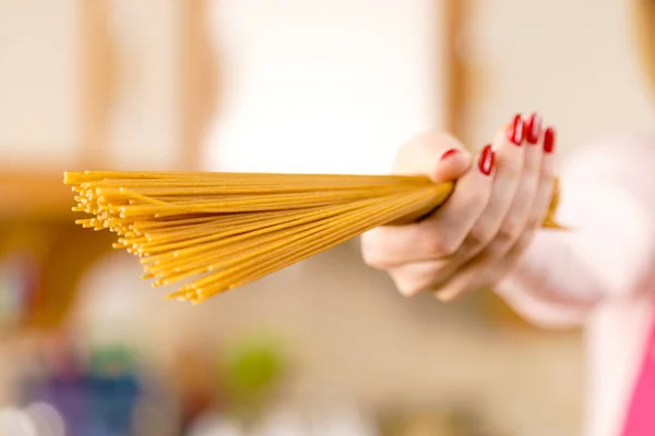 Mujer Sosteniendo Largos Macarrones Pasta Lista Para Cocinar Espaguetis Concepto —  Fotos de Stock