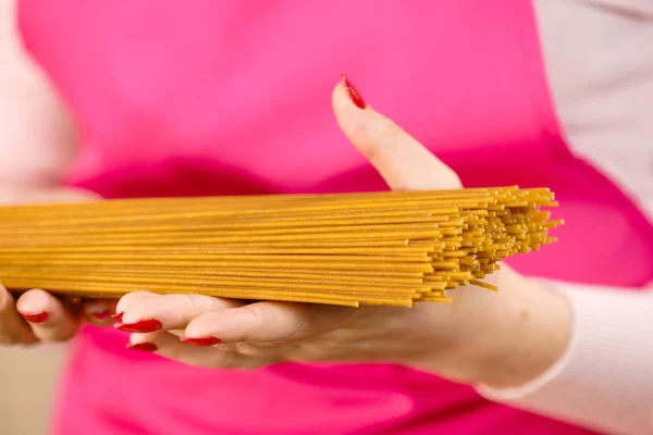 Женщина Длинными Макаронами Готова Приготовить Спагетти Концепция Здорового Питания — стоковое фото