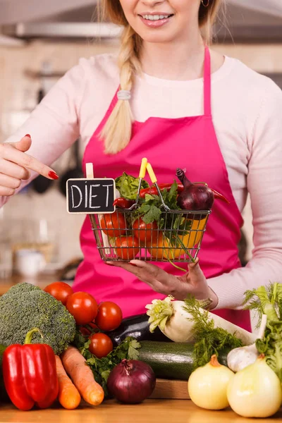 ダイエットサインと多くのカラフルな野菜とショッピングバスケットを保持シェフ幸せな女性 健康的な食生活 ベジタリアンフード — ストック写真