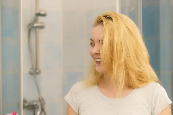 Счастливая Женщина Мокрыми Светлыми Волосами После Принятия Душа Женщина Чувствует — стоковое фото
