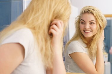 Banyoda uyandıktan sonra mutlu sarışın kadın. Dişi kendini taze ve temiz hissediyor..