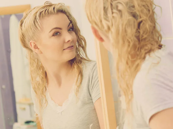 Donna Felice Con Capelli Biondi Bagnati Positivo Femmina Pulita Dopo — Foto Stock