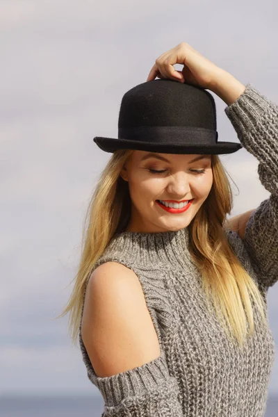 Schöne Junge Blonde Frau Trägt Fedora Hut Und Pullover Mit — Stockfoto