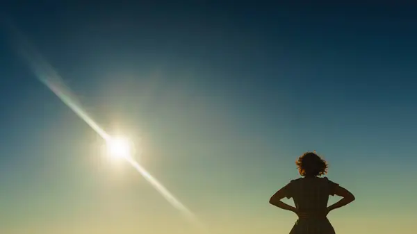 Concetto Viaggio Donna Turistica Godendo Natura Bel Tramonto — Foto Stock