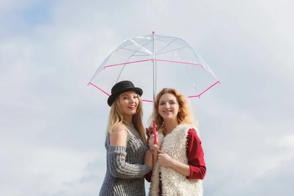 Duas Mulheres Moda Vestindo Roupas Elegantes Segurando Guarda Chuva Transparente — Fotografia de Stock