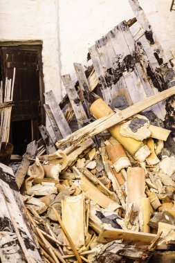 Terk edilmiş ahşap bina, bir harabe yok, ahşap plakalar inşa özelliği çöktü.