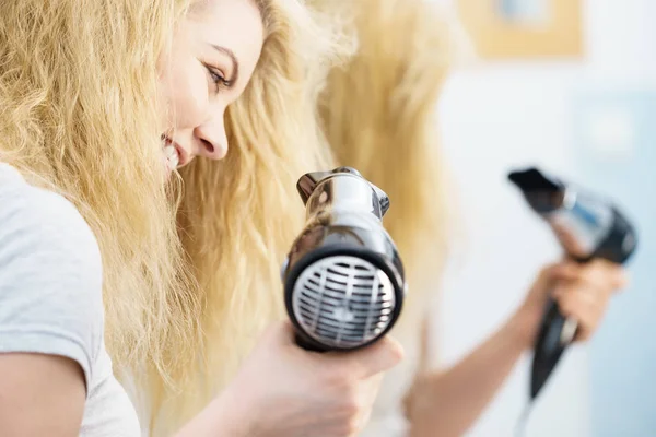 Happy Woman Using Hair Dryer Her Wet Blonde Hairdo Haircare — Stock Photo, Image