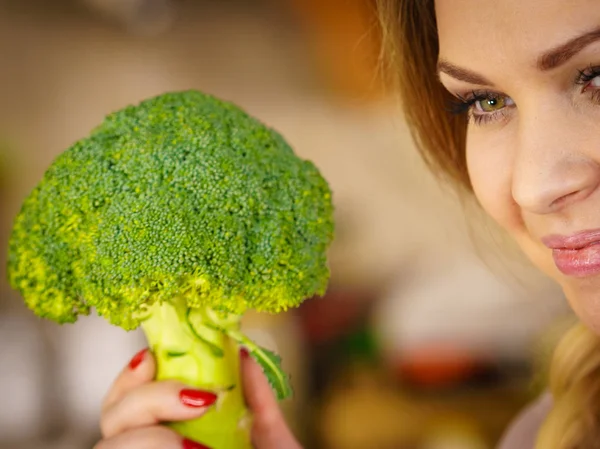 Szczęśliwa Młoda Kobieta Przytrzymanie Surowy Zielonych Warzyw Brokuły Naturalne Organiczne — Zdjęcie stockowe