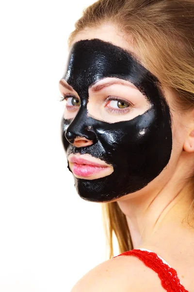 Jonge Vrouw Met Carbo Detox Zwarte Peel Masker Haar Gezicht — Stockfoto