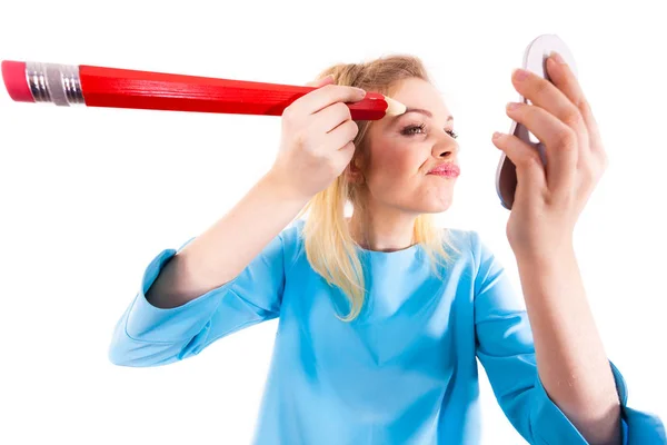 Mujer Tonta Divertida Tratando Pintar Sus Cejas Usando Gran Lápiz —  Fotos de Stock