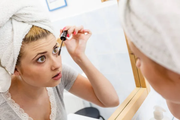 Visage Maquillar Concepto Mujer Baño Con Toalla Cabeza Aplicando Rímel — Foto de Stock