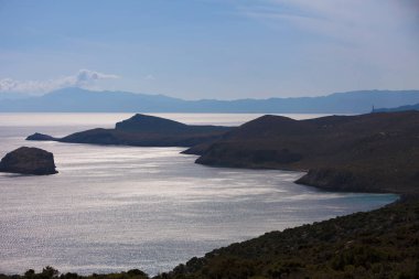 Deniz güzel mesafe görünümden yatay, Yunan Adası sahne sırasında bulutlu hava.