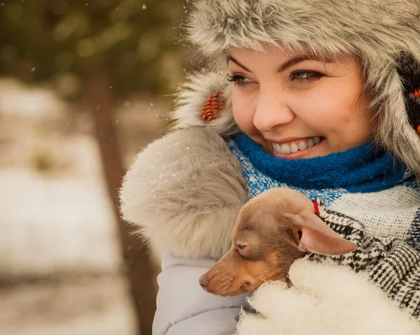 Mujer Joven Envolvió Mejor Amigo Perrito Una Bufanda Manta Caliente —  Fotos de Stock