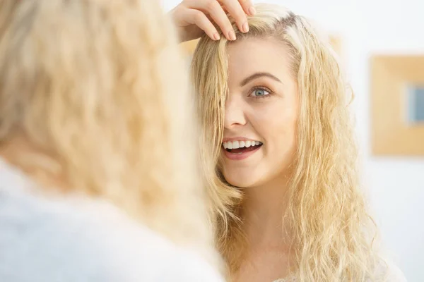 Šťastná Žena Mokrými Blond Vlasy Pozitivní Čistá Fena Osprchování Pocit — Stock fotografie