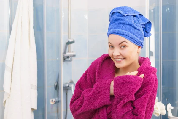 Młoda Kobieta Łazience Wzięciu Prysznica Czuje Się Czysta Zrelaksowana Ręczniku — Zdjęcie stockowe