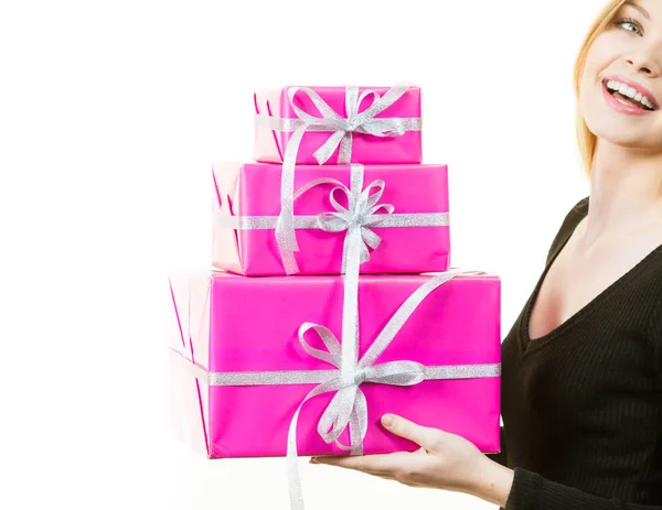 Счастливой Позитивной Молодой Девушки Подростка Большой Грудой Розовых Подарочных Коробок — стоковое фото