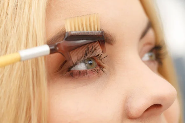 Primer Plano Mujer Haciendo Maquillaje Preparación Pestañas Usando Herramienta Cepillo — Foto de Stock