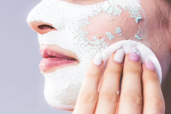 Mujer Joven Con Máscara Barro Seco Blanco Cara Que Quita — Foto de Stock