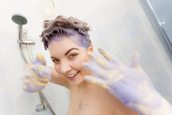 Vrouw Die Shampoo Haar Haar Aanbrengt Vrouw Met Paars Wasmiddel — Stockfoto