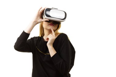 Sanal gerçeklik giyen kadın kulaklık, vr kutusu gözlükler. Bağlantı, teknoloji, yeni nesil ve ilerleme kavramı.