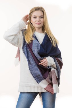 Yumuşak renkli, ılık, sonbahar şalı eşarbını takan kadın kendini rahat hissediyor. Sonbahar aksesuar konsepti.