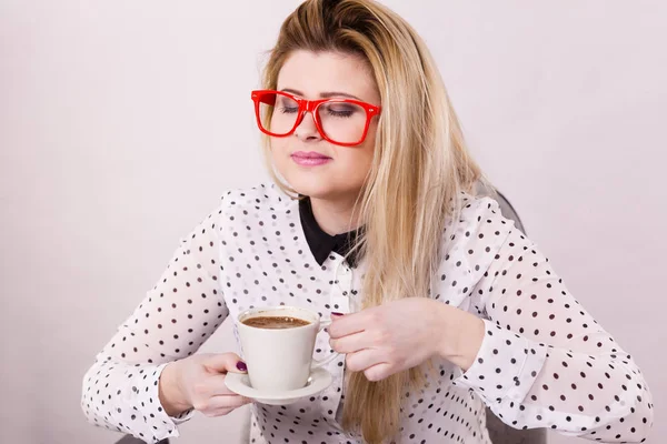 Gelukkige Jonge Vrouw Met Een Bril Kantoor Die Warme Koffie — Stockfoto