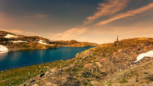 Tourismus Urlaub Und Reisen Touristinnen Genießen Die Malerische Sommerlandschaft Norwegen — Stockfoto