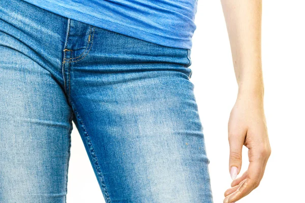 Kvinnliga Höfter Bär Blå Slim Jeans Vitt Mode Kläder Och — Stockfoto