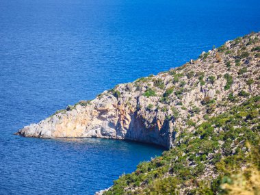 Yunanistan 'da yaz zamanı. Sıcak havalarda deniz kıyısının yanındaki güzel Yunan kıyıları.