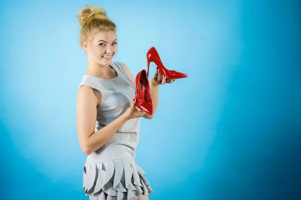 Tiener Vrouw Fashion Stylist Presenteert Haar Elegante Schoenen Mooie Rode — Stockfoto