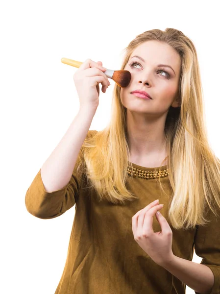 Moda Joven Hembra Sosteniendo Cepillo Polvo Profesional Añadiendo Último Toque — Foto de Stock