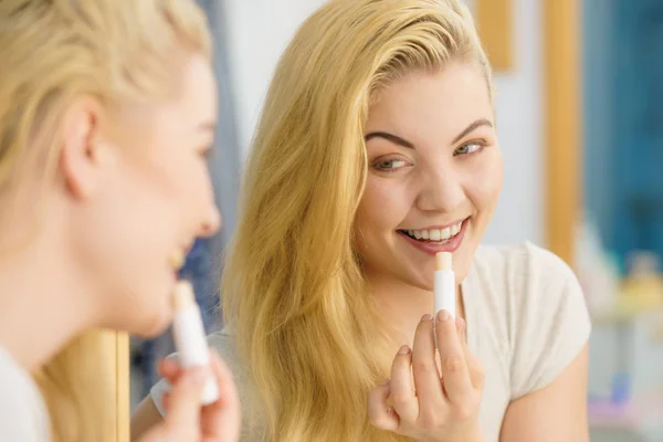 Mujer Rubia Baño Poniendo Aplicación Bálsamo Labial Bálsamo Hidratante Cuidando —  Fotos de Stock